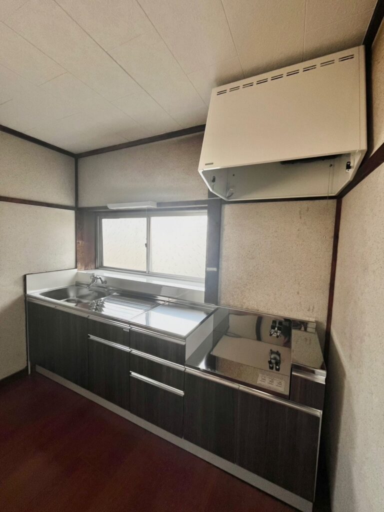 横須賀市　キッチンリフォーム事例 【古い流し台と換気扇を解決！】