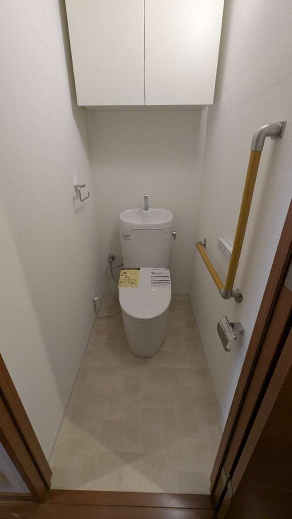 横浜市 トイレリフォーム事例 【トイレが暗いを解決!】