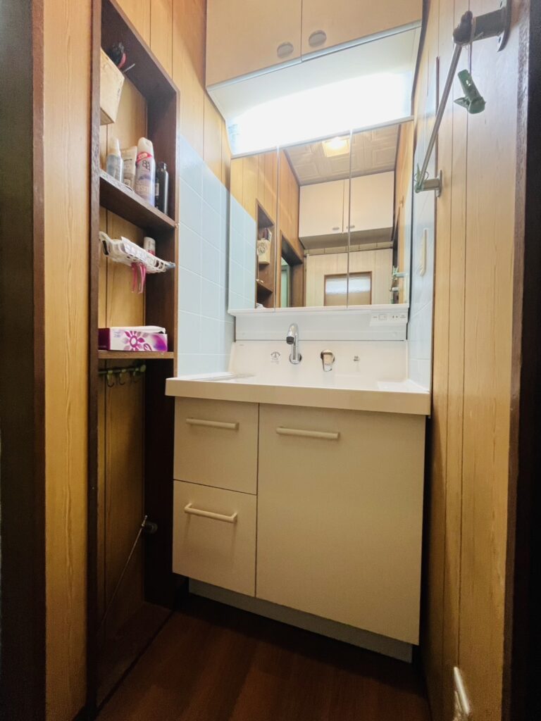 横須賀市　洗面化粧台リフォーム事例 【床がへこむ箇所が有るを解決！】