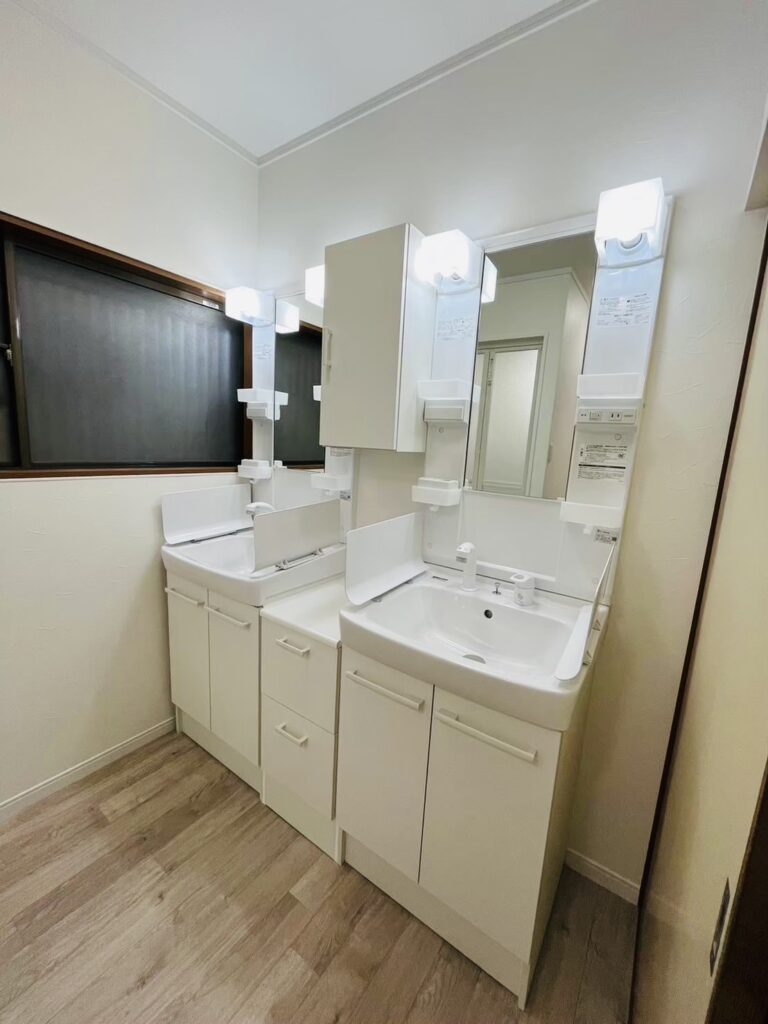 横須賀市　洗面化粧台リフォーム 【洗面台が1つしか無いため使いにくいを解決！】