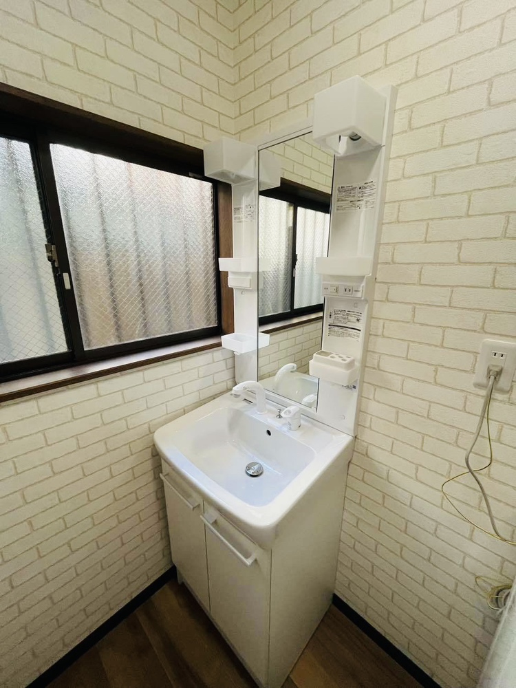 横須賀市　洗面化粧台リフォーム事例 【壁の汚れが気になるを解決！】