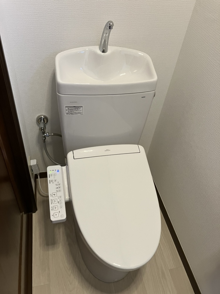 横須賀市　トイレ交換と内装のリフォーム事例 【トイレの水漏れを解決！】