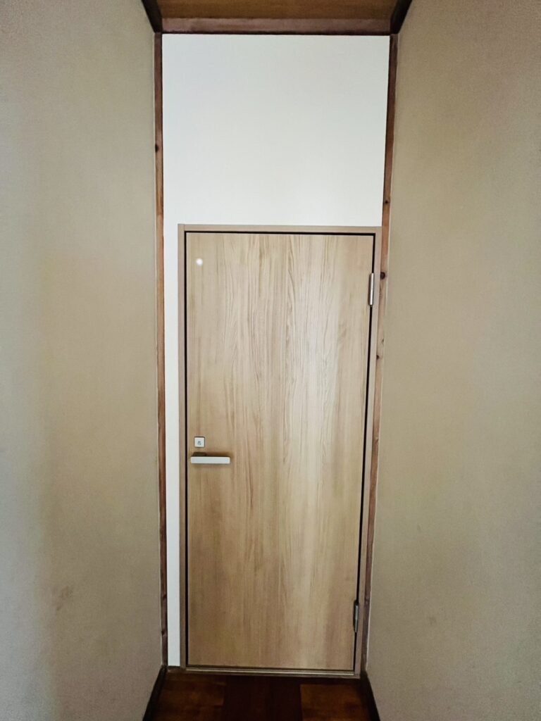 横須賀市　トイレドアリフォーム事例 【ドアの開閉が鈍いを解決！】