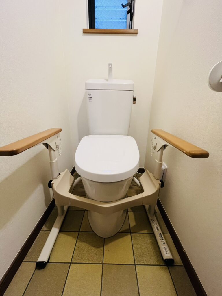 横須賀市　トイレリフォーム事例 【トイレの壁紙が剥がれ、ウォシュレットも使えないを解決！】