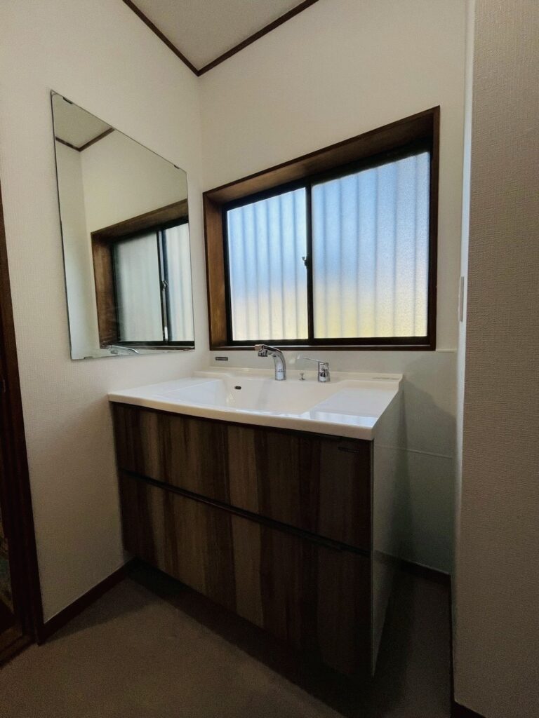 横須賀市　洗面化粧台リフォーム事例 【汚れがとれないこと、収納が少ないことを解決！】