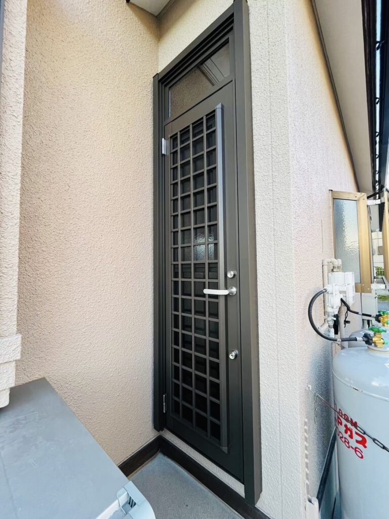 横須賀市　勝手口ドア交換リフォーム事例 【勝手口を開閉するとき固いを解決！】