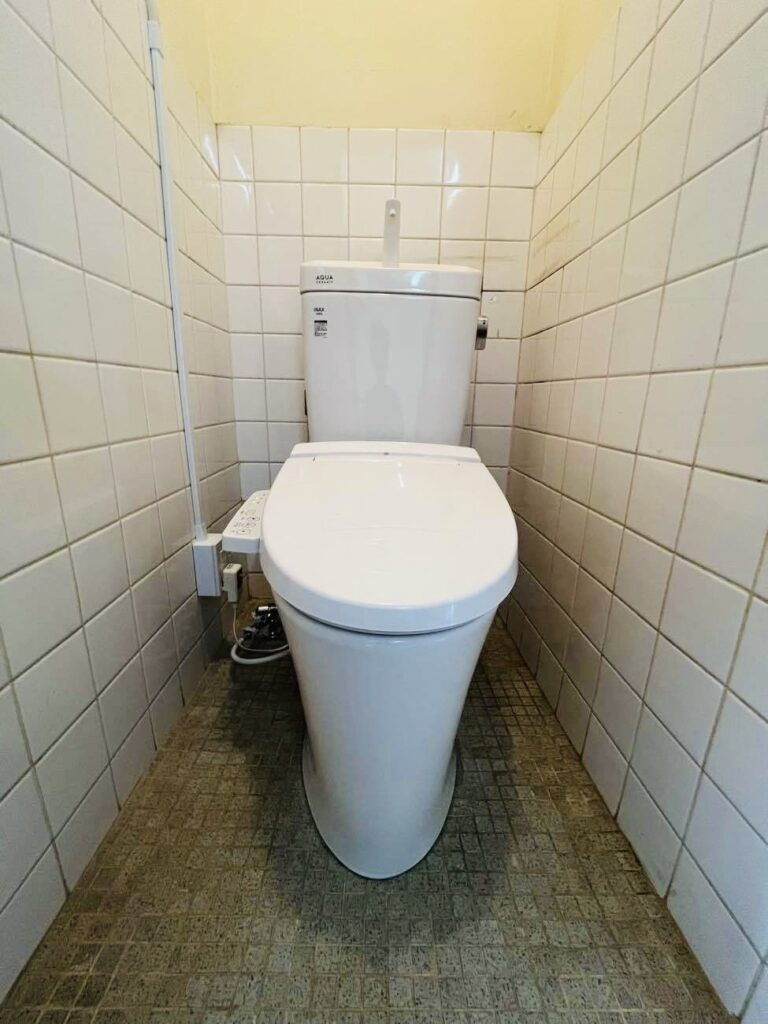 横須賀市　トイレ交換＋コンセント増設リフォーム事例 【ウォシュレットをつけたいを解決！】