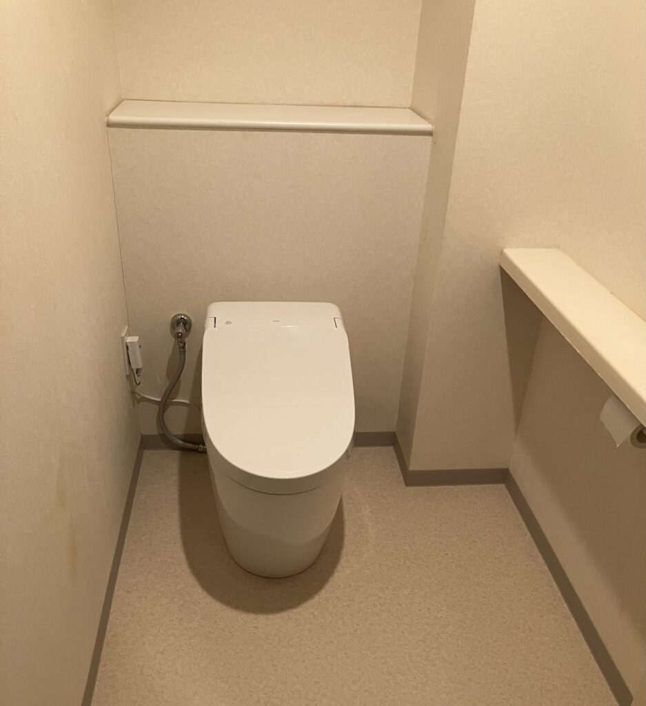 横浜市　トイレリフォーム事例 【水を流すと黒い物が浮遊し始めたを解決！】