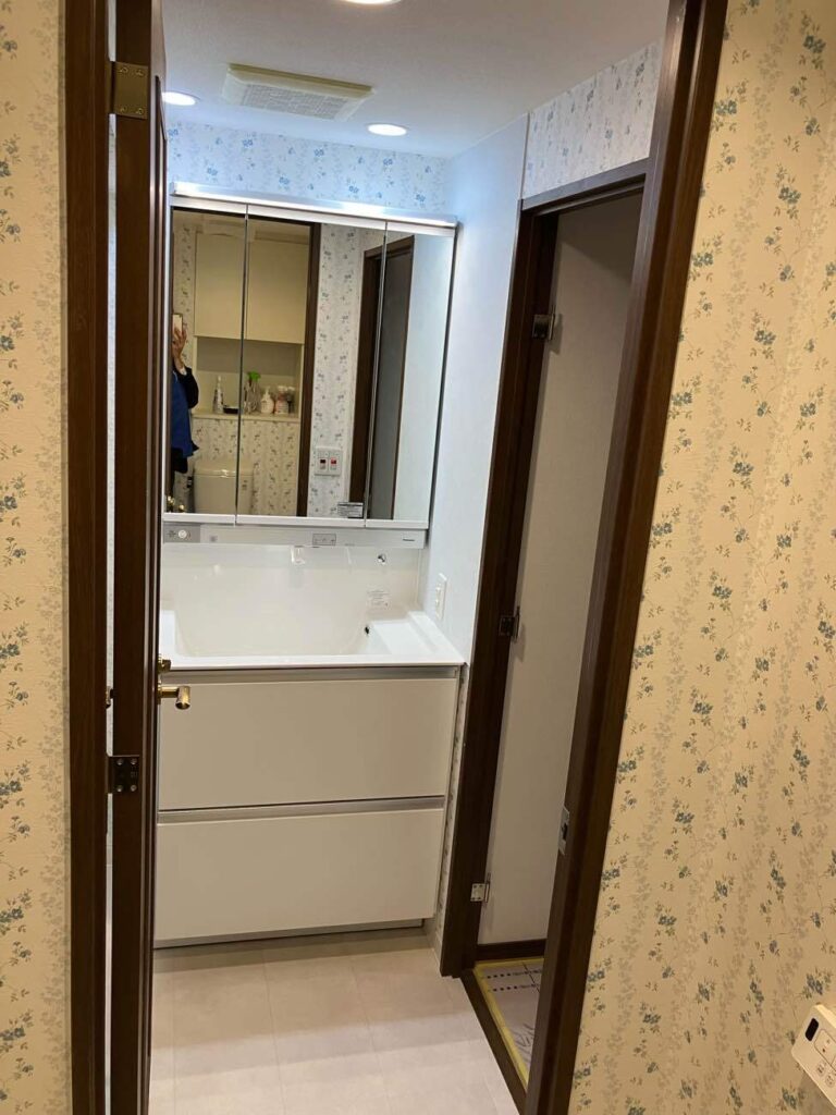 横浜市　洗面化粧台リフォーム事例 【洗面台から水漏れを解決！】