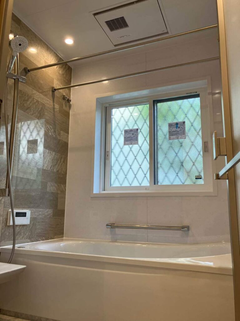 横浜市　お風呂リフォーム事例　【浴室の破損と寒さを解決！】