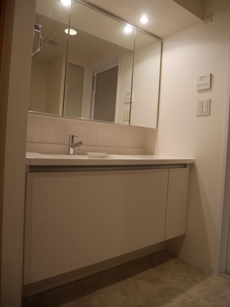 横浜市　洗面化粧台リフォーム事例 【経年劣化で漏水を解決！】
