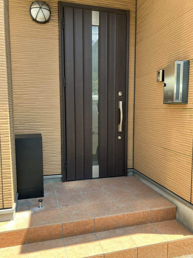 横浜市　ポストと宅配ボックスの設置リフォーム事例 【古くなったポストを解決！】