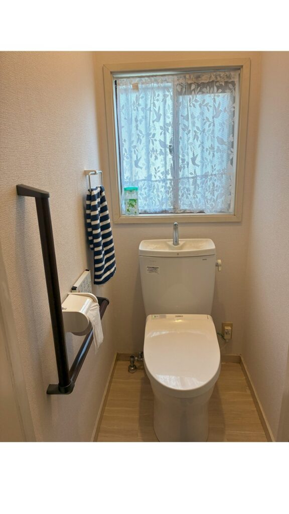 横浜市　トイレ手すり設置と壁の内装リフォーム事例　【足が悪くなりトイレの立ち座り作業が辛くなったを解決！】