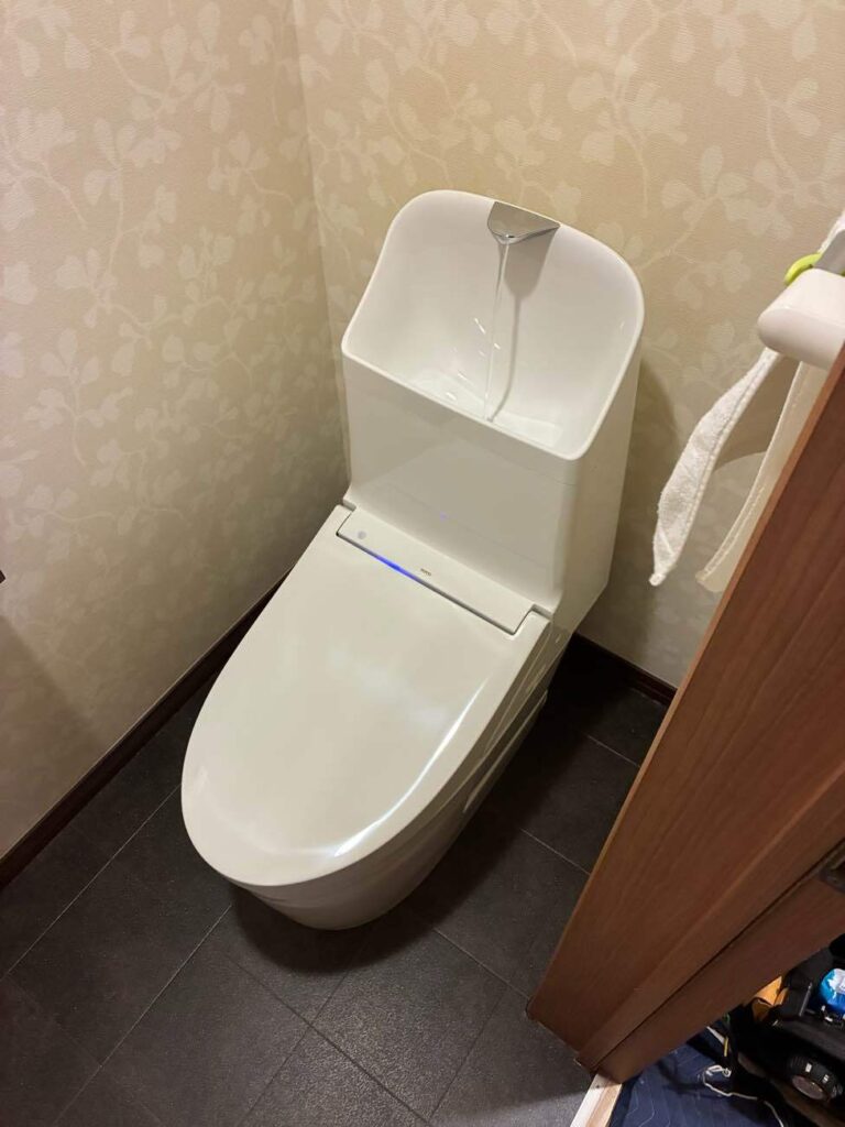 横浜市 トイレリフォーム事例 【便座のひびと、手を洗う際に水がこぼれるを解決！】