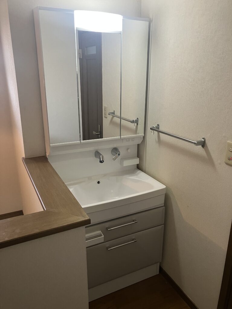 横須賀市　洗面化粧台取替リフォーム事例 【洗面化粧台の水漏れを解決！】